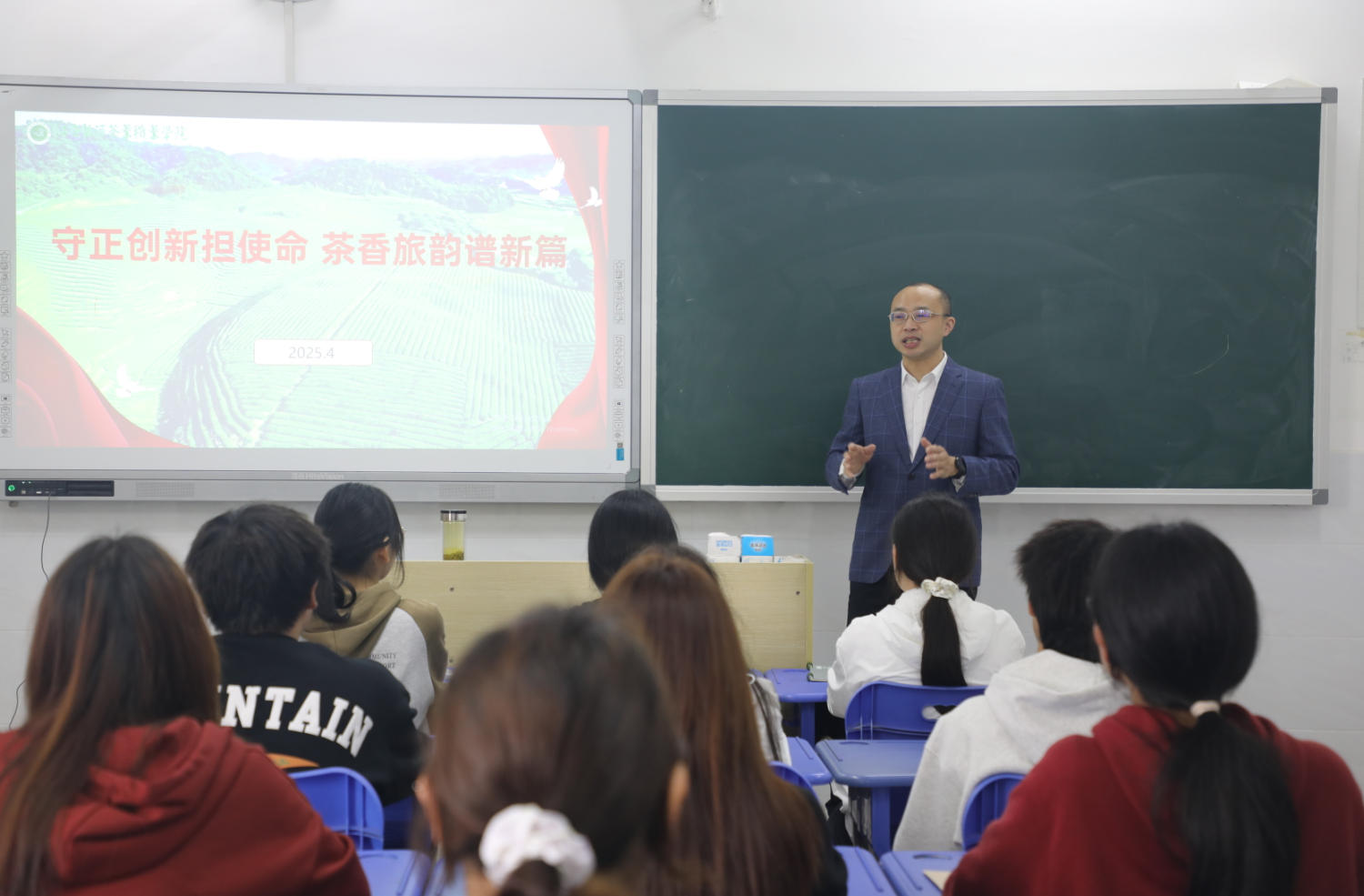 茶职院领导干部进班级讲授“学习贯彻2025年全国两会精神”专题思政课