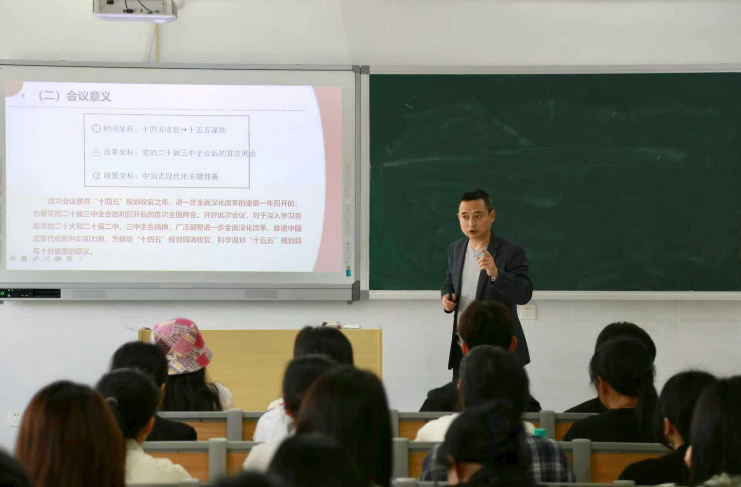 茶职院领导干部进班级讲授“学习贯彻2025年全国两会精神”专题思政课