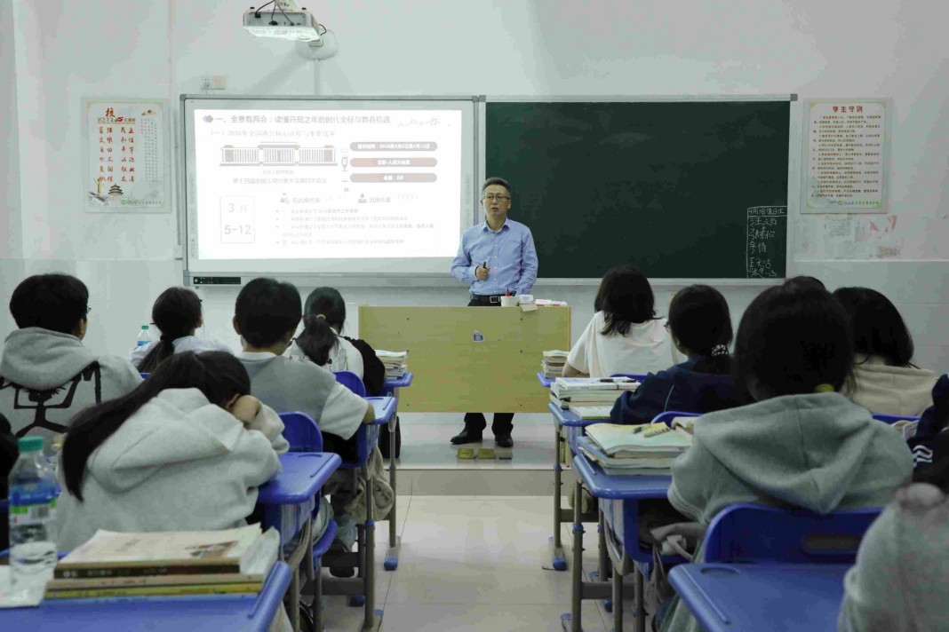 我院领导干部深入班级讲授“开学第一课”