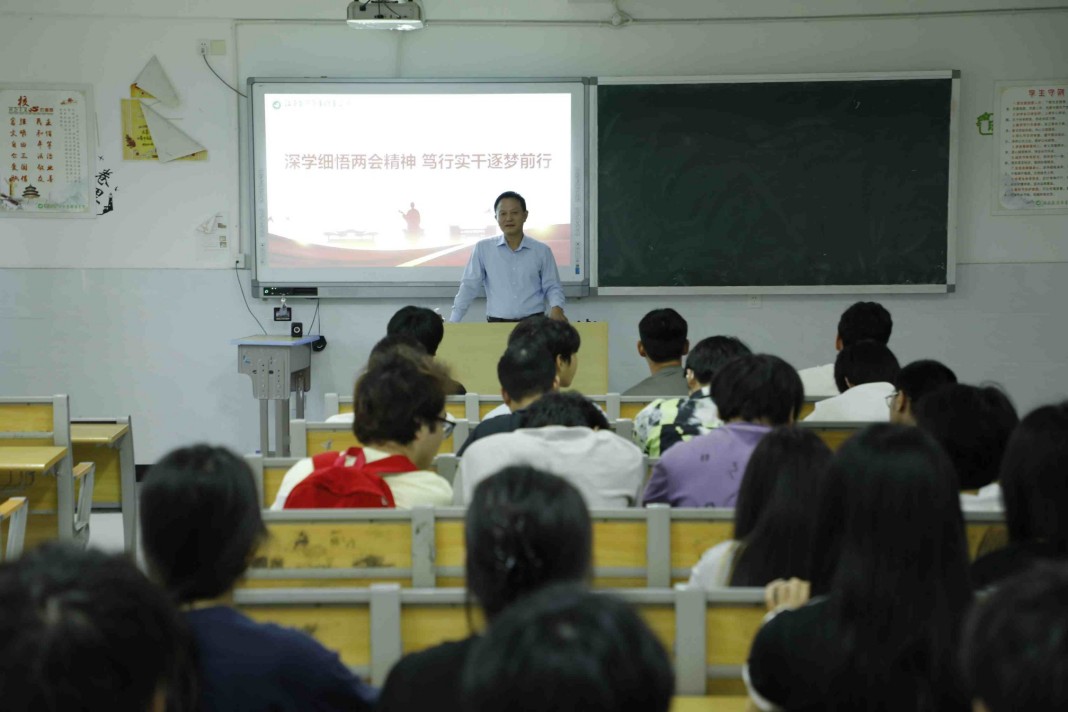 我院领导干部深入班级讲授“开学第一课”